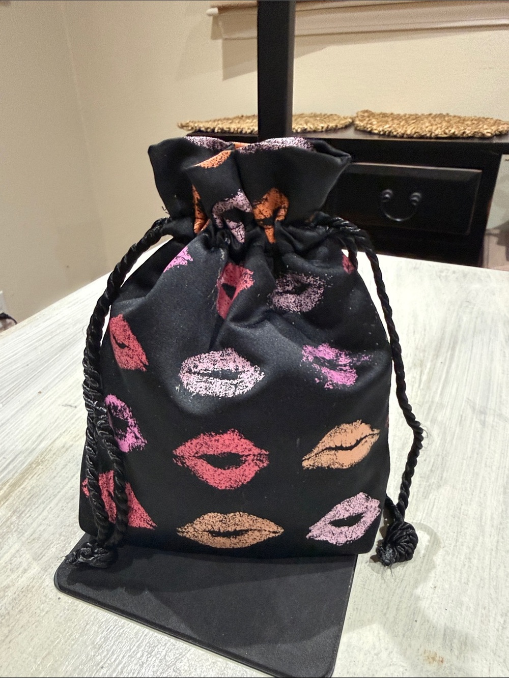 Black Lip-Print Drawstring Pouch